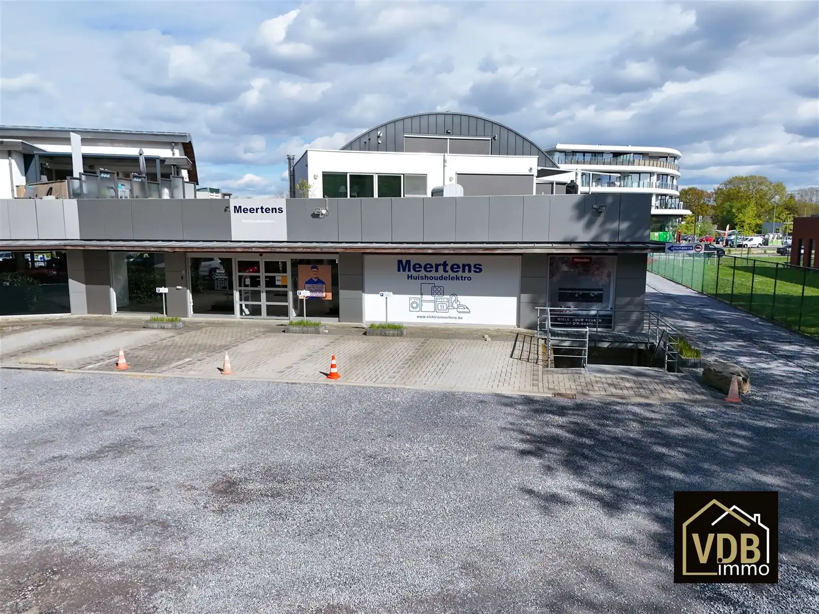 COMMERCIEEL PAND MET PENTHOUSE OP TOP LOCATIE foto 31