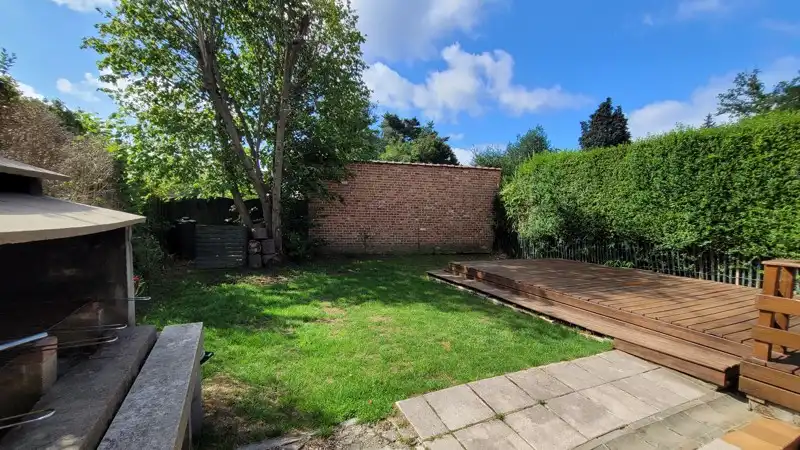 GELIJKVLOERSAPPARTEMENT MET TUIN EN GARAGE IN KONINGSLO foto {{pictureIndex}}