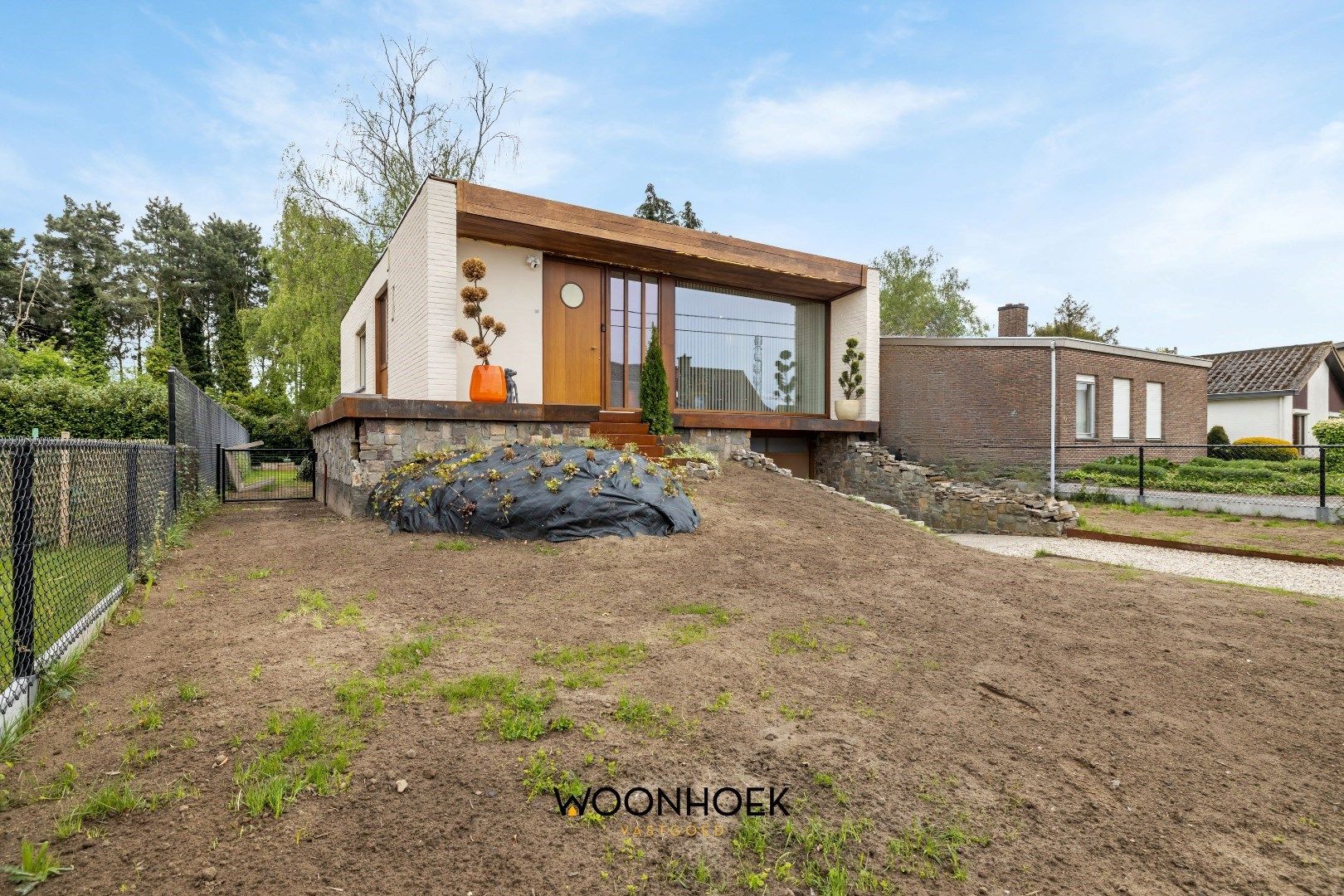Uitstekend gelegen OB met inpandige garage en grote tuin in Moerbeke! foto {{pictureIndex}}