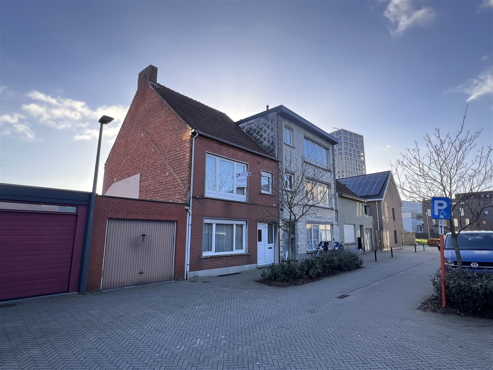 Woning met Garage voor Drie Wagens en Zuidgericht grote Tuin foto 1