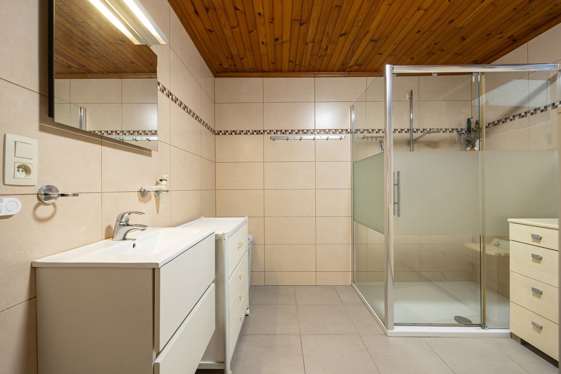 Het betreft een gerenoveerde laagbouwwoning in het centrum van Oud-Turnhout op een perceel van ca 600 m². foto 11