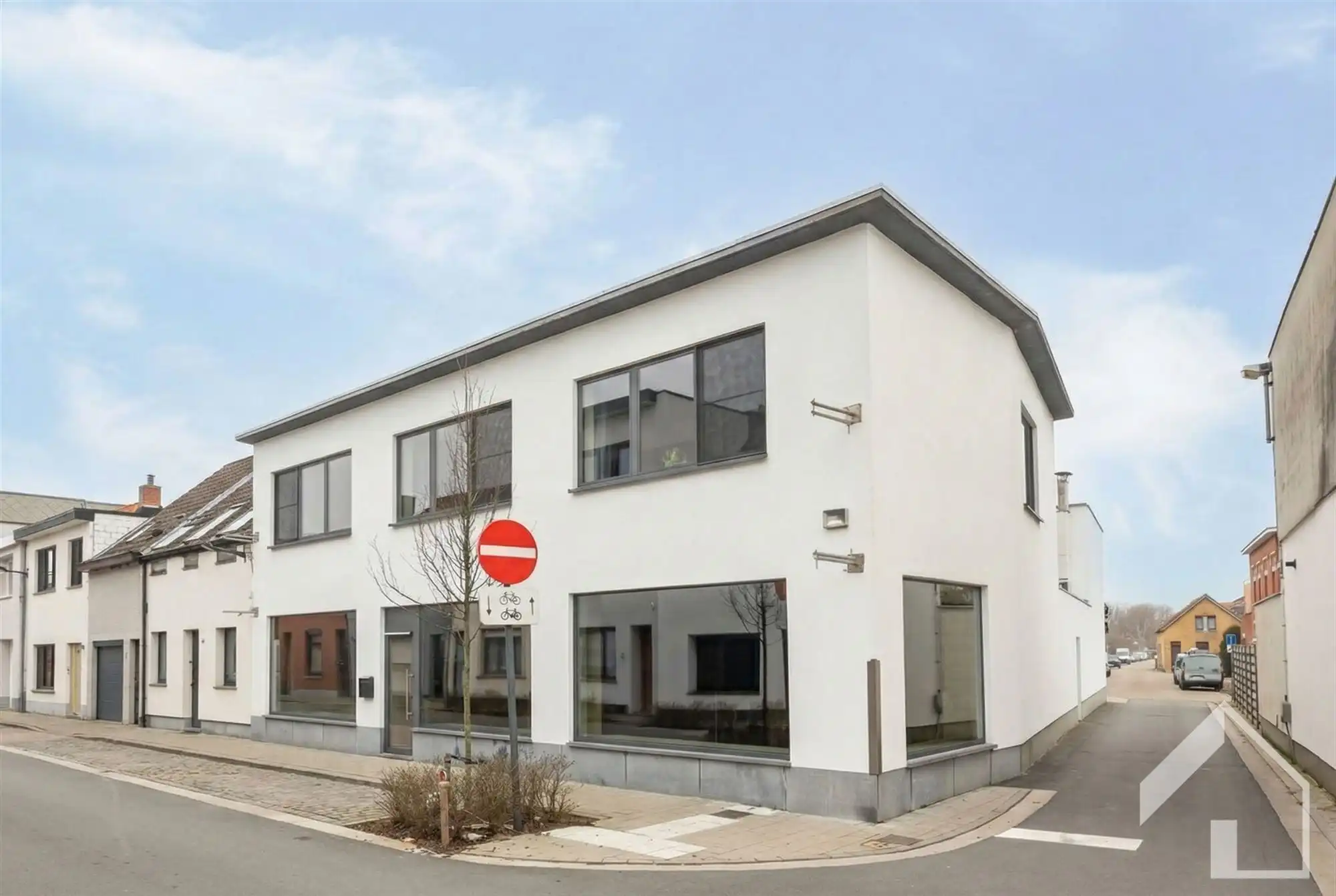 Gelijkvloers handelspand (300m2) + groot gerenoveerd appartement van 137m2 foto 24