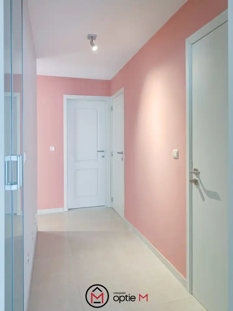 Gelijkvloers appartement te koop in Bilzen – Ruim wonen met terras, carport en kelderberging foto 12