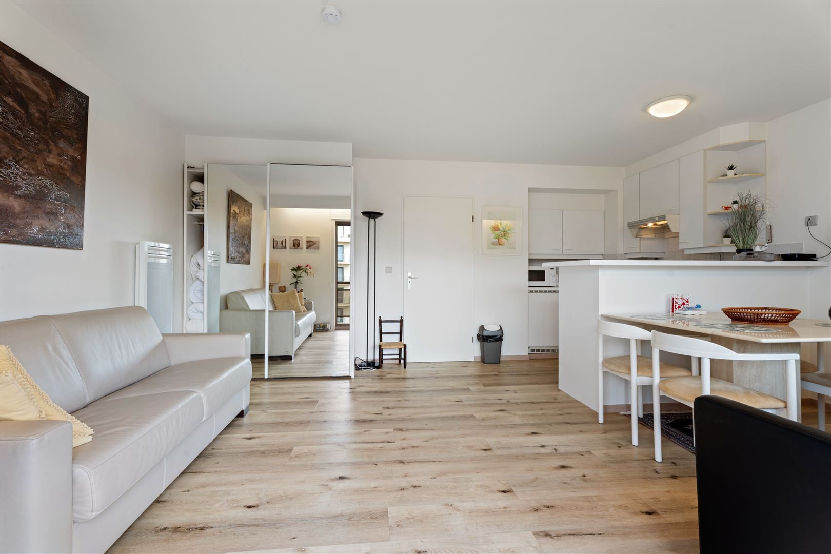 Grote vernieuwde zuidgerichte studio met groot terras foto {{pictureIndex}}