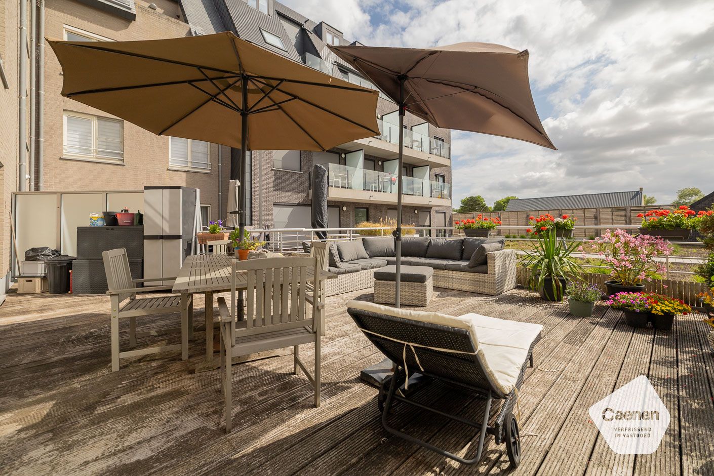 🌊 Te koop: Gelijkvloers appartement met 2 slaapkamers + slaaphoek met uitzonderlijk groot terras – vlak bij zee! foto 3