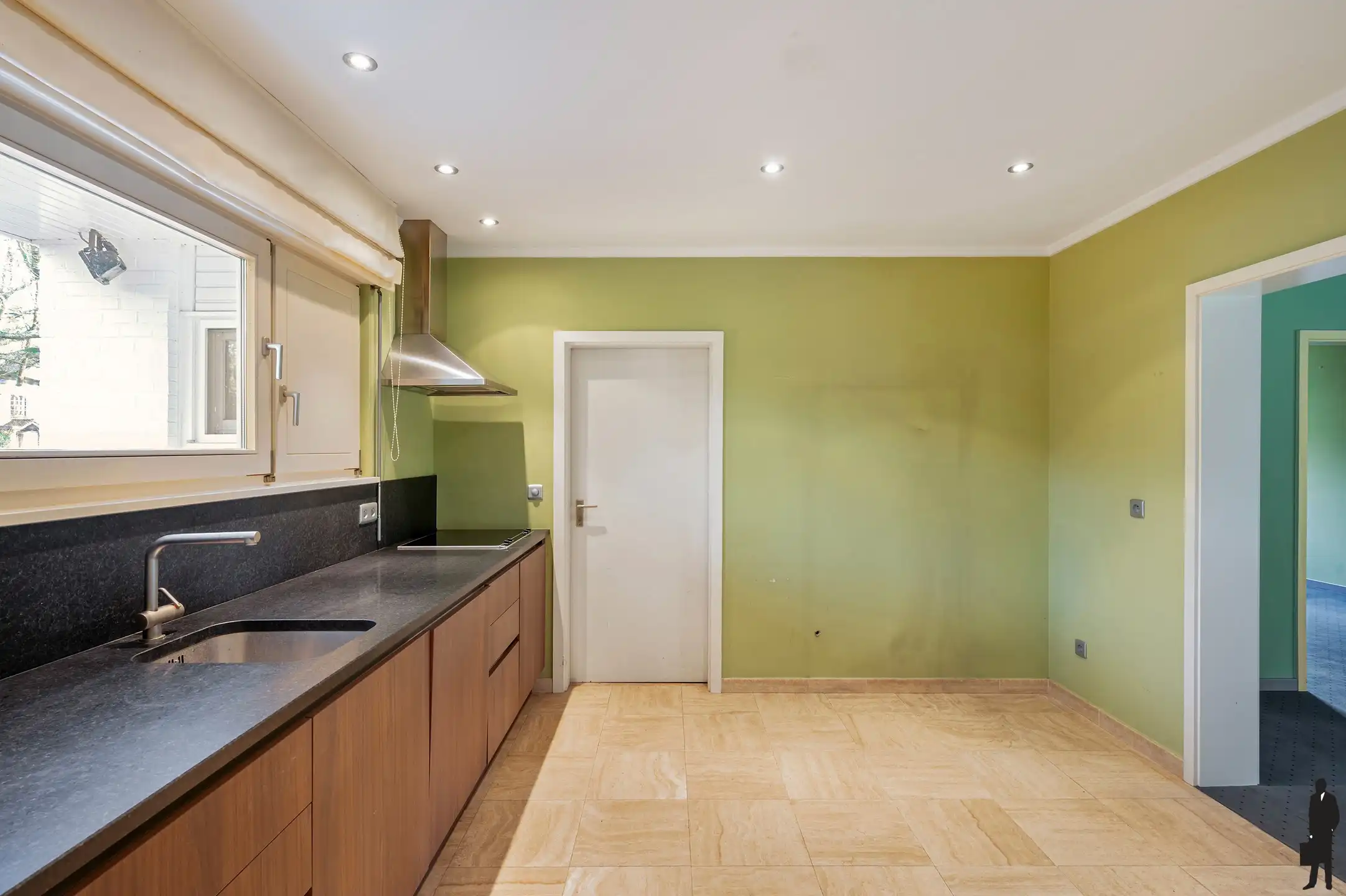 Een volledig te renoveren gelijkvloerse villa (heden kantoor) op ca. 2.438 m² foto 8