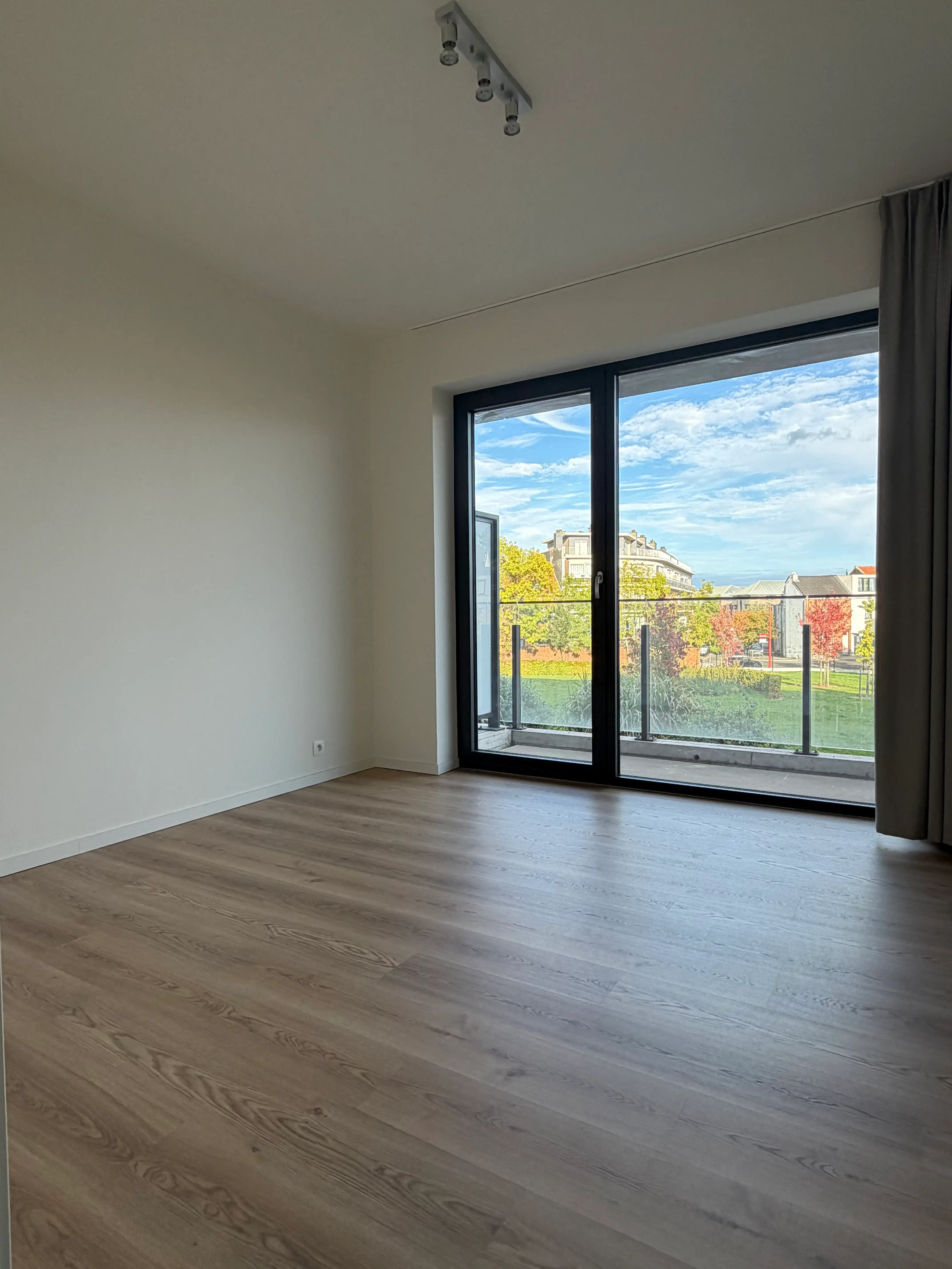 Ruim en lichtrijk 2-slaapkamerappartement met terras, extra brede staanplaats en berging! foto 13