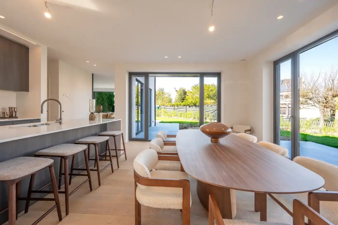Alleenstaande nieuwbouwvilla met aangename volumes foto 10