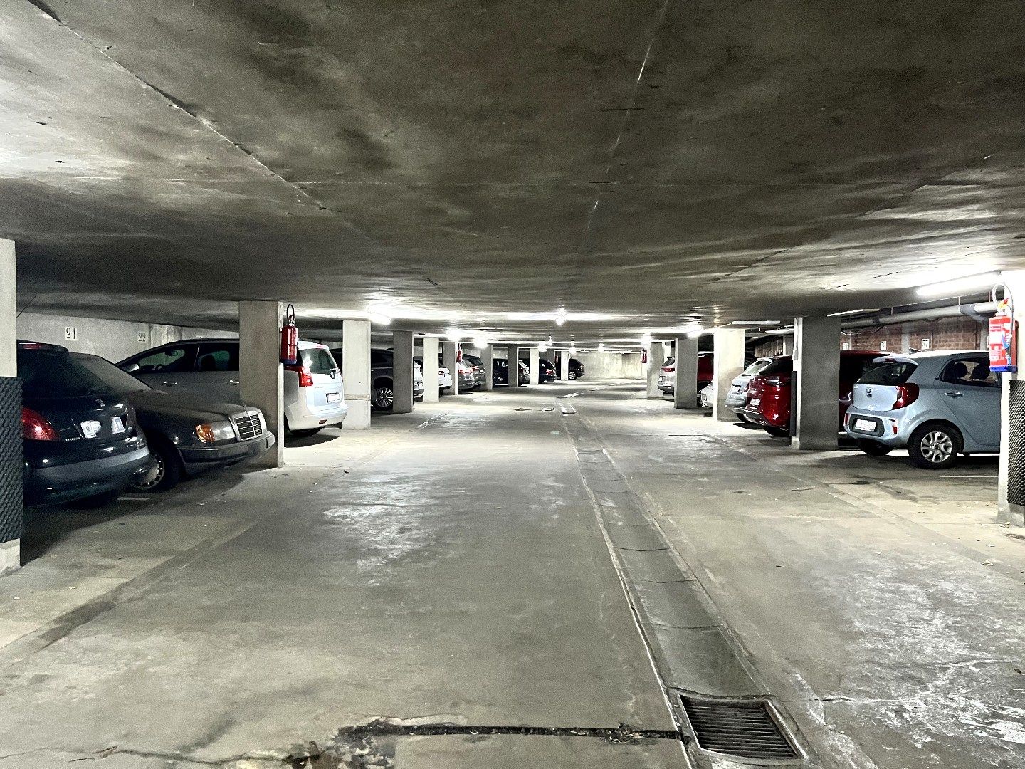 Ondergrondse autostaanplaats in residentieel appartementsgebouw foto 2
