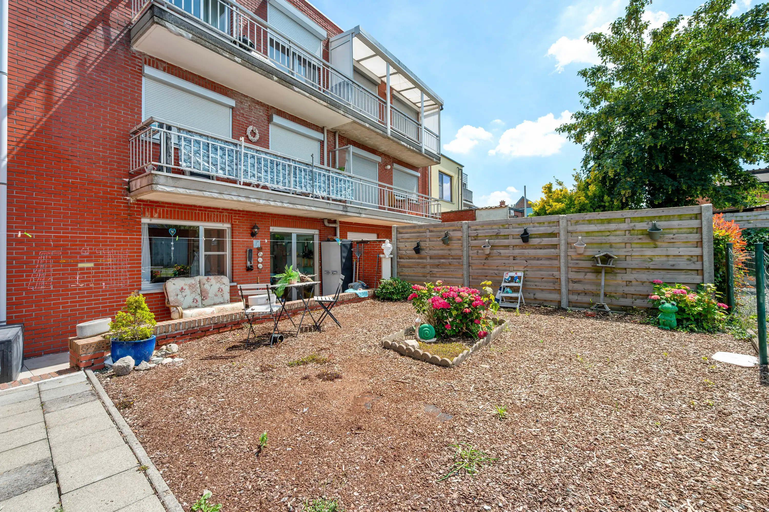 Appartement op het gelijkvloers met twee slaapkamers, een gezellig terras en een privatief tuintje. Ideaal als investering of als comfortabele eigen woonst. foto 13