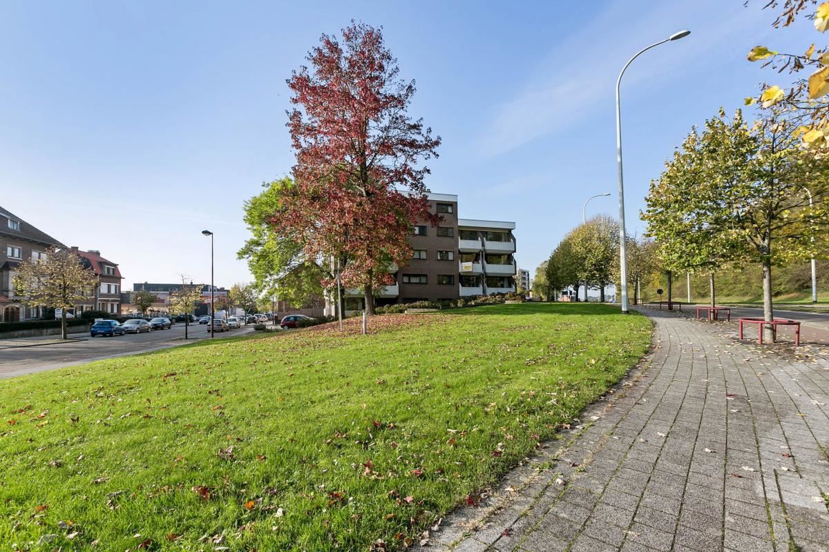 LUXUEUS APPARTEMENT MET 2 SLPKS TE DIEST! foto 3