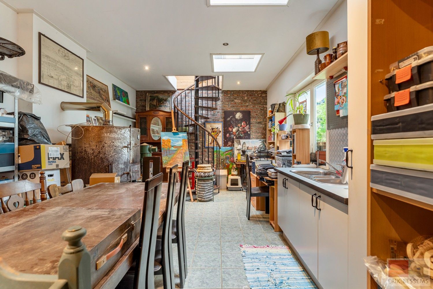 Unieke gesloten bebouwing met veel potentieel, deze ruime woning biedt een indrukwekkende woonoppervlakte van 306 m² foto 10