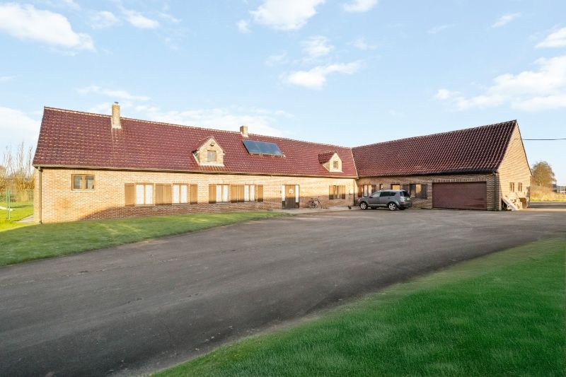 Staden. RUIME LANDELIJKE VILLA MET POTENTIEEL + loods van 435 m2 + loods van 515 m2 . Totaal perceel met tuinen en vijver = +/- 9000m2. Ideaal opbrengsteigendom en eigen gebruik. foto 3