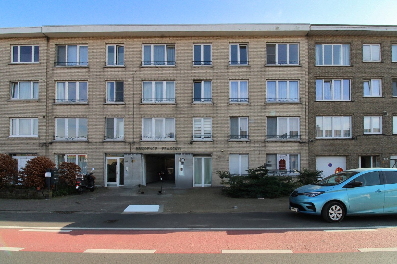 Uitzonderlijk ruim en centraal gelegen gelijkvloers appartement met drie slaapkamers, tuin én garage te koop in Deurne! foto 3