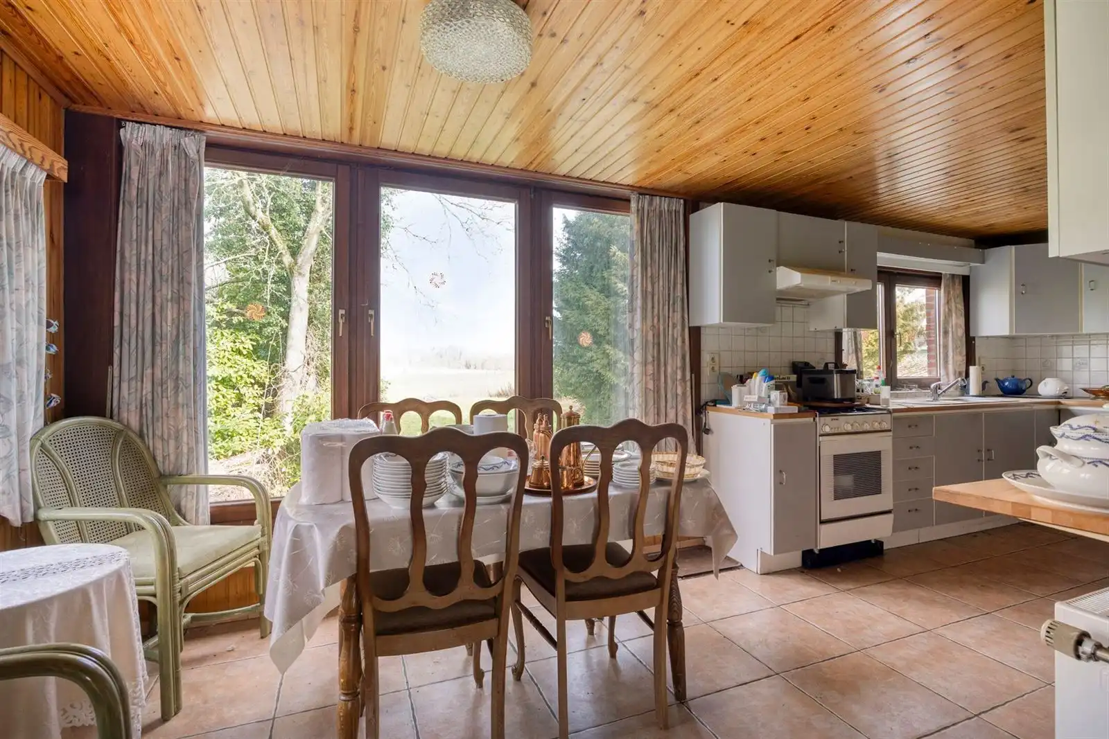 Bungalow met grote garage en tuin  foto 6