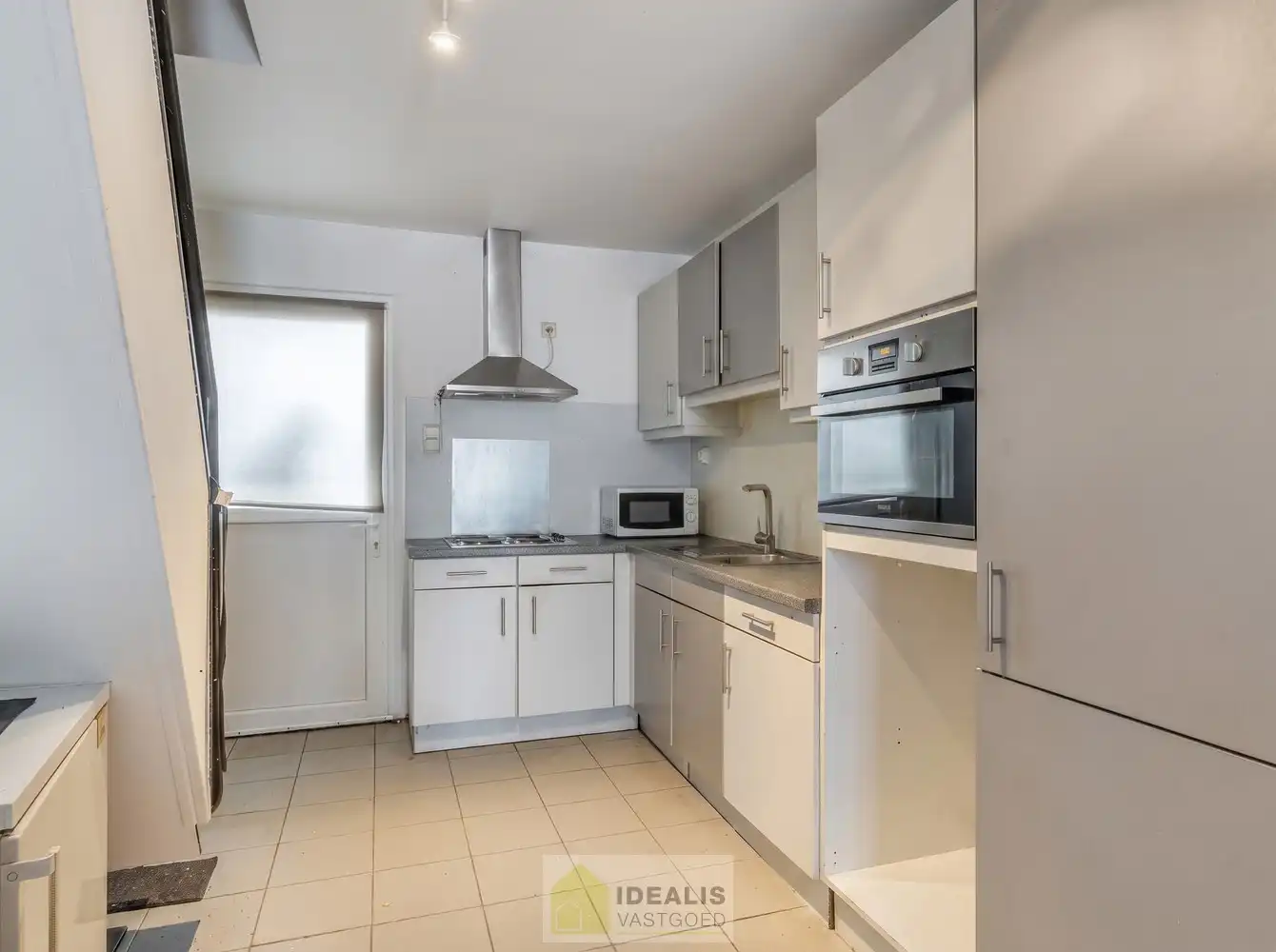 IDEALIS VASTGOED – CHARMANTE EENGEZINSWONING TE WIJCHMAAL, PEER! Deze woning omvat ca. 70m² bewoonbare oppervlakte op een perceel van ca. 1a33ca met op het gelijkvloers woonkamer en keuken en op de verdieping slaapkamer, nachthal en badkamer. Uiterst geschikt voor kandidaten op zoek naar een betaalbare woning. foto 6