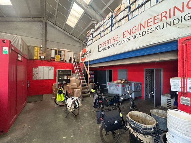 Functioneel bedrijfsgebouw voorzien van kantoor- en magazijnruimte met buitenopslag foto 10