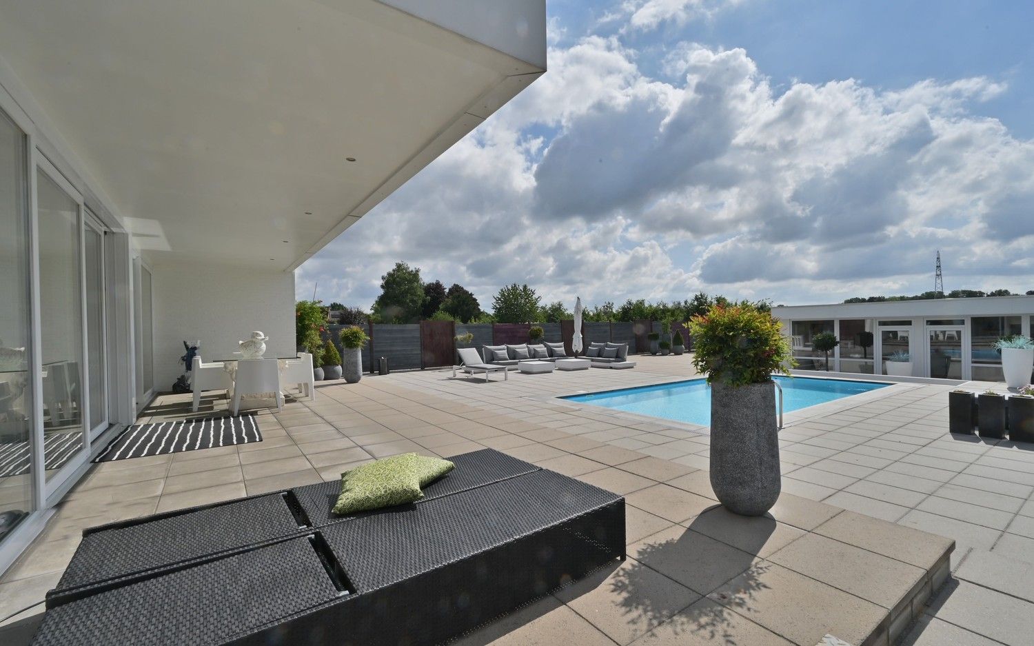 Ruime woning met zwembad en royaal poolhouse, op rustige locatie in Rekem, direct grenzend aan velden foto {{pictureIndex}}