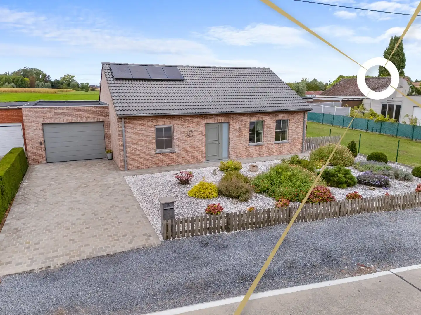 Luxe gelijkvloerse nieuwbouwvilla met 2 slaapkamers en een ruime garage! foto {{pictureIndex}}