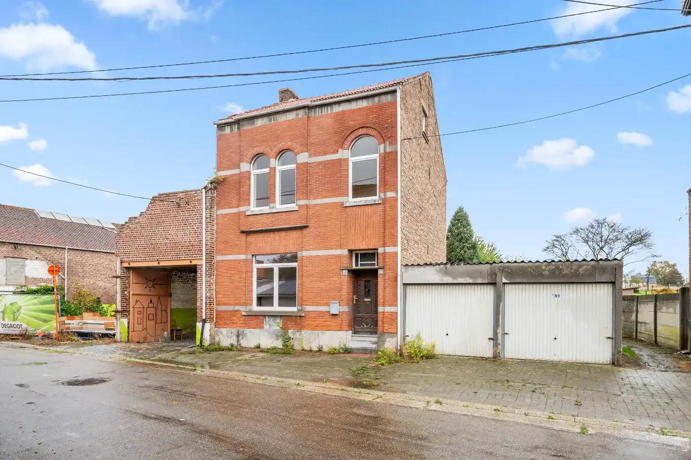 Hoofdfoto van de publicatie: Te renoveren woning met potentieel op ruim perceel te Attenhoven