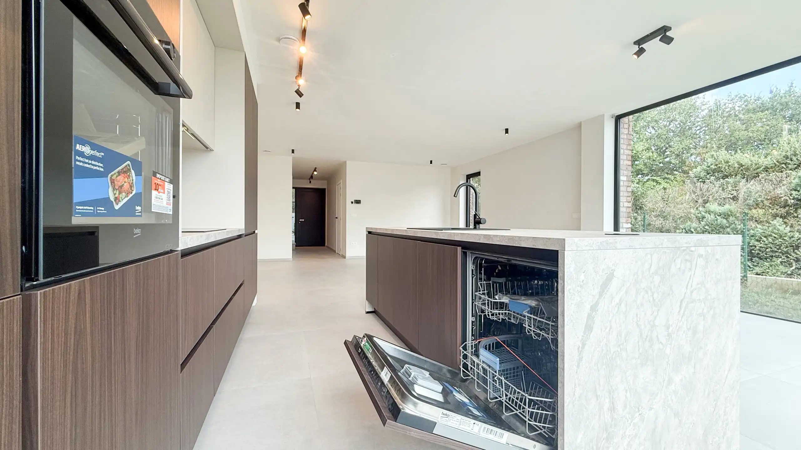 Kwalitatief afgewerkte nieuwbouwwoning op centrale ligging! foto 12