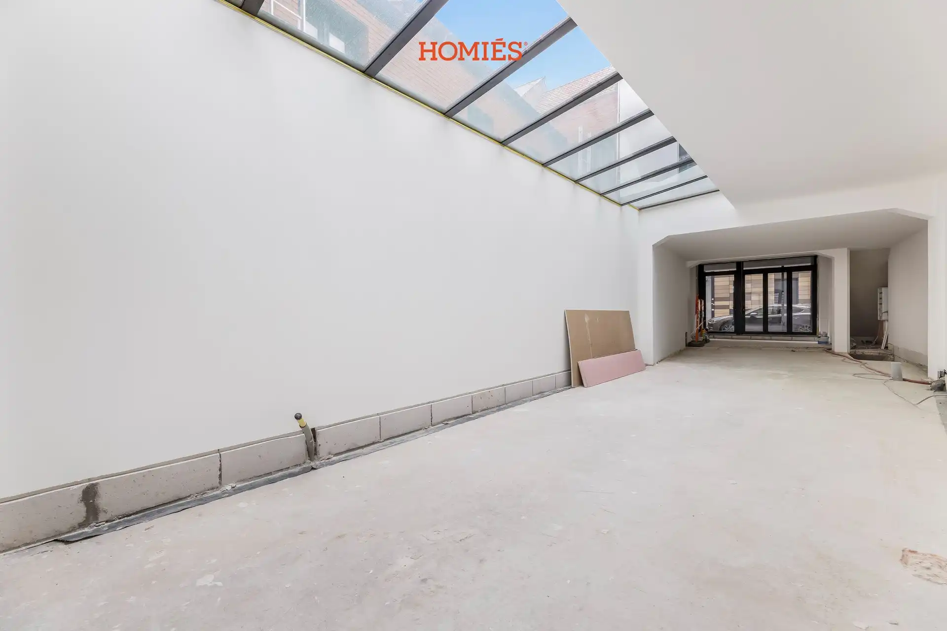 Ruime handelsruimte met veel lichtinval en stadstuintje foto {{pictureIndex}}