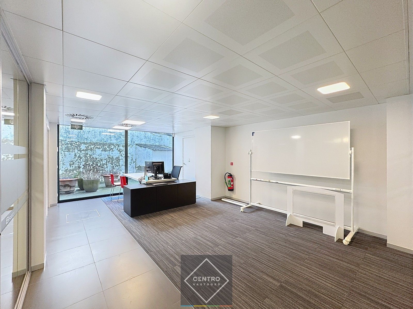 Instapklare KANTOORRUIMTE met kelderverdieping en gratis openbare parkeergelegenheid (15-tal wagens) voor de deur! foto 8