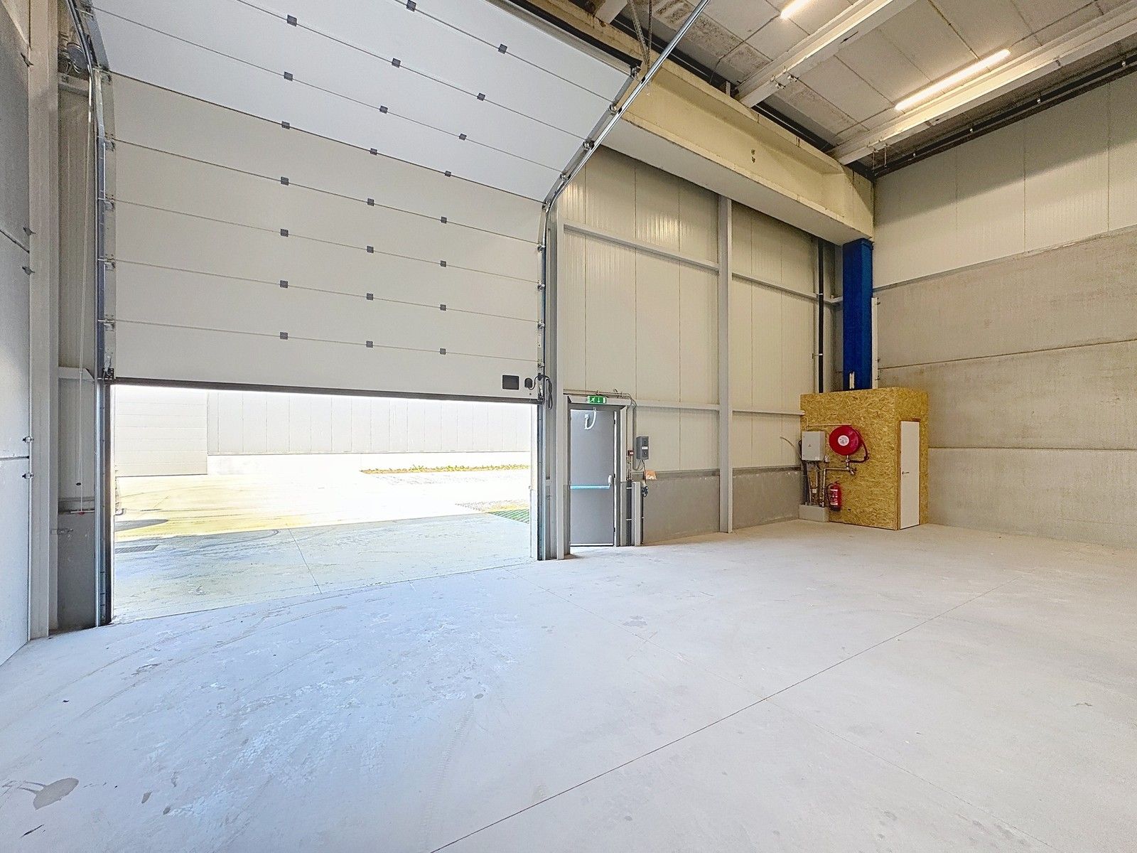 Instapklare OPSLAGRUIMTE (214m²) met sectionaalpoort te huur op industriezone "Herdersbrug" te 8000 Brugge foto 4