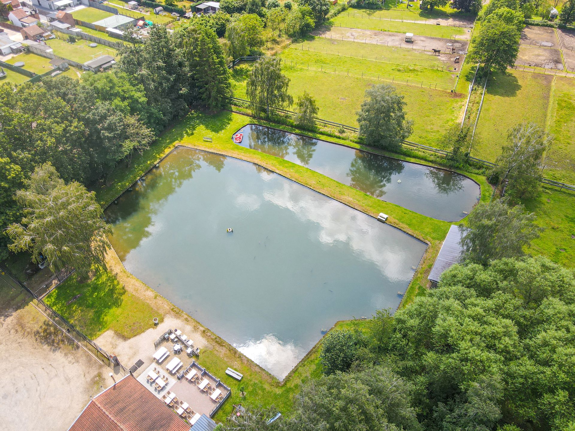 Idyllisch gelegen woning met kantine en vergunde visvijvers! foto 4