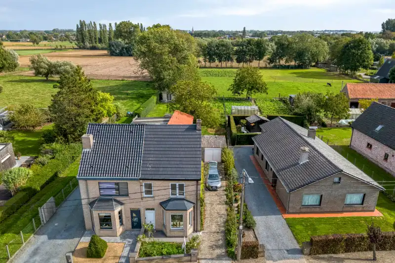 Charmante halfopen woning met authentieke elementen en prachtig zicht op de weilanden foto 2