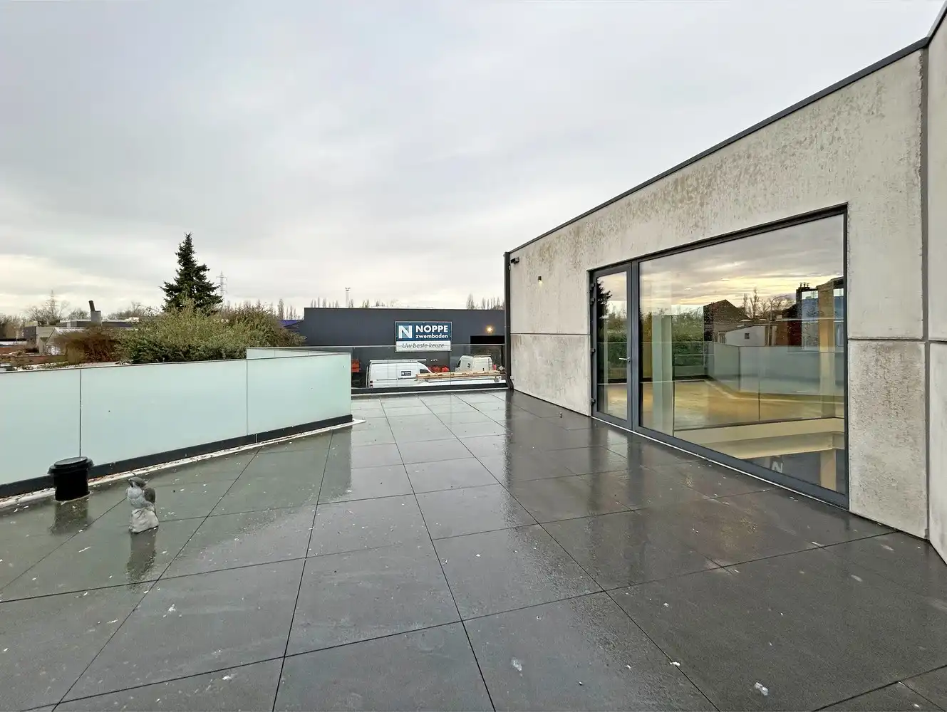 Modern en lichtrijk handelspand/kantoor met magazijn (300m²) te huur in Wijnegem! foto 11