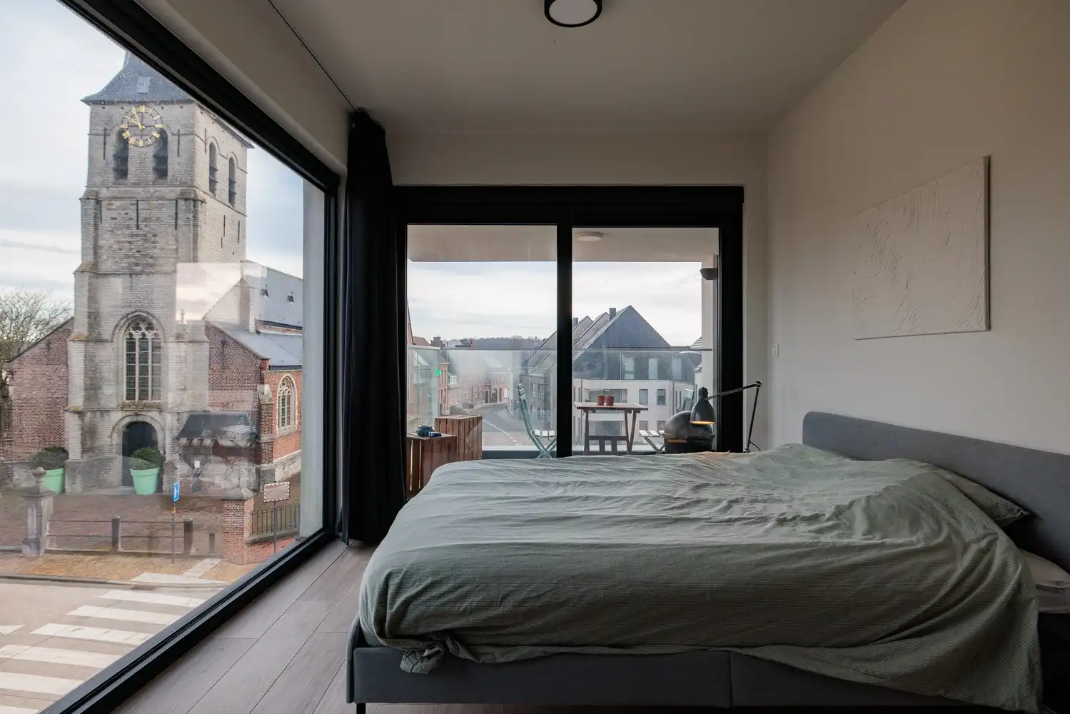 Recent en lichtrijk 2-slaapkamerappartement met garage foto 13