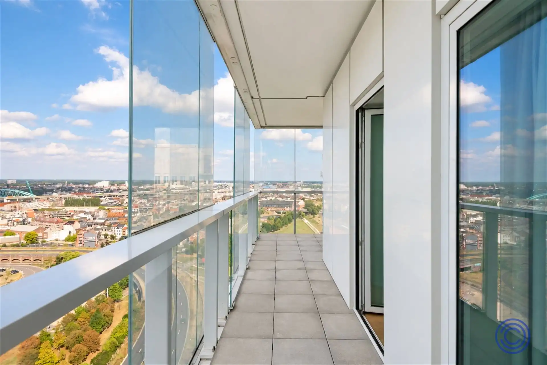 Rolstoelvriendelijk appartement op de 18de verdieping met panoramisch zicht over de dokken! foto 5