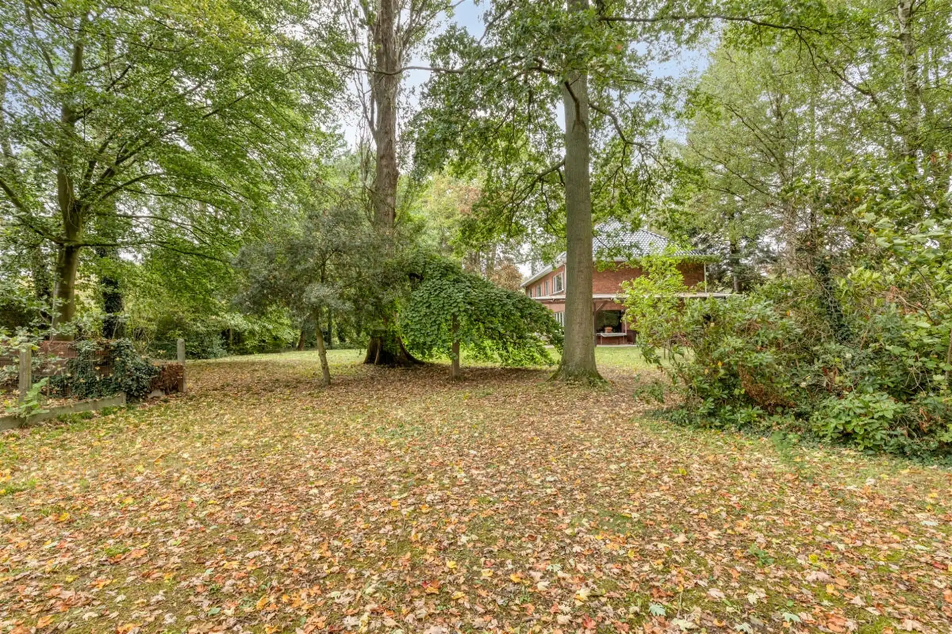 Ruime vrijstaande villa op een perceel van 3.235 m² foto 24