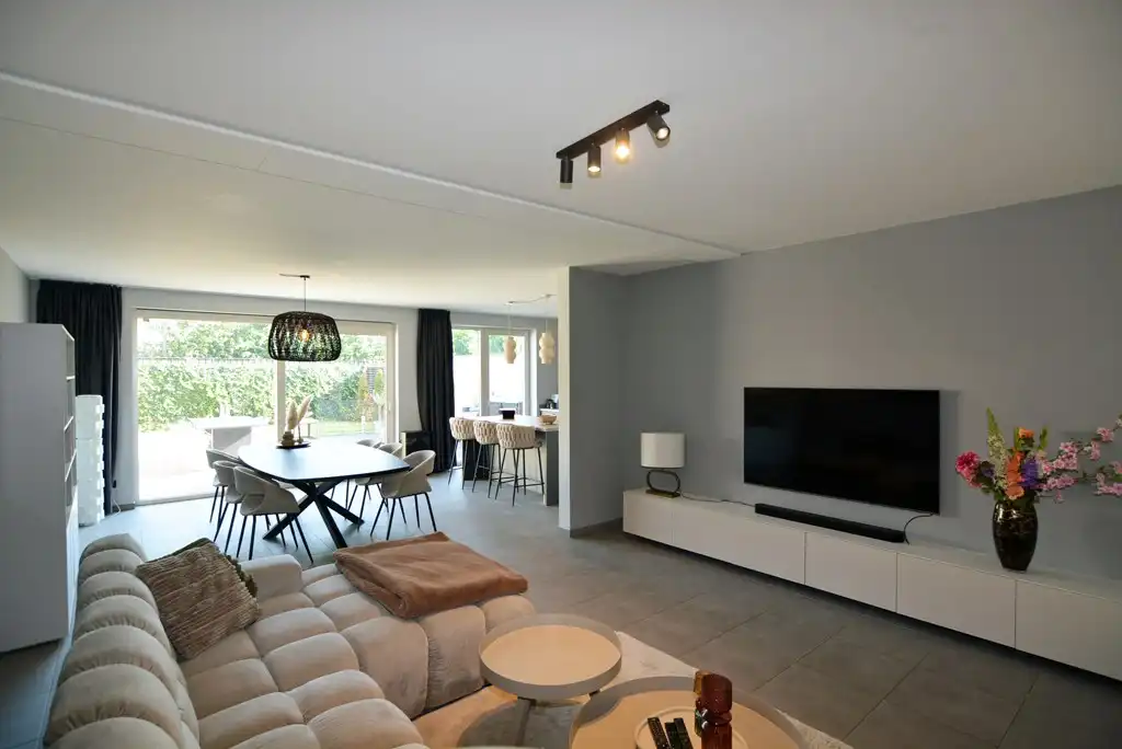 Gelijkvloers appartement met 2 slpk, ruim terras, tuin en 2 autostandplaatsen. foto 4