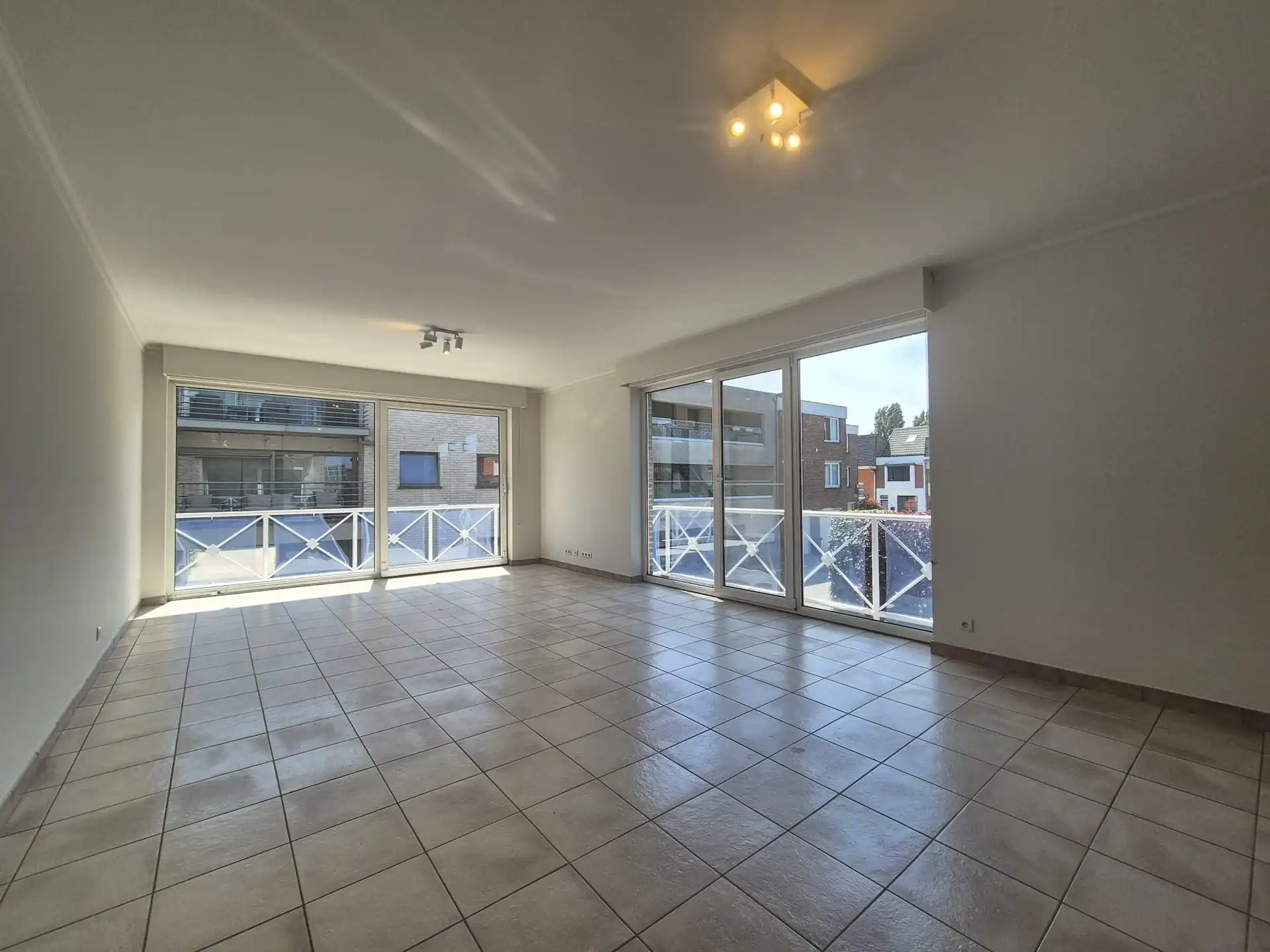 Ruim appartement met 2 slaapkamers, groot terras en garage foto 5