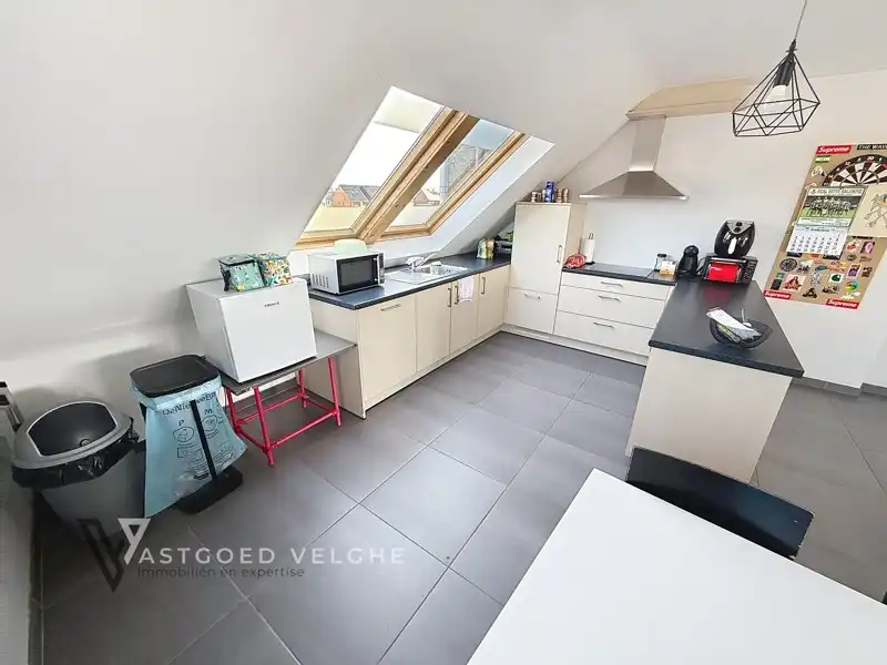 Te koop Eigentijds dakappartement van 89m² op centrale ligging met ruime zolder van maar liefst 30m² en garagebox van 20m² foto 4