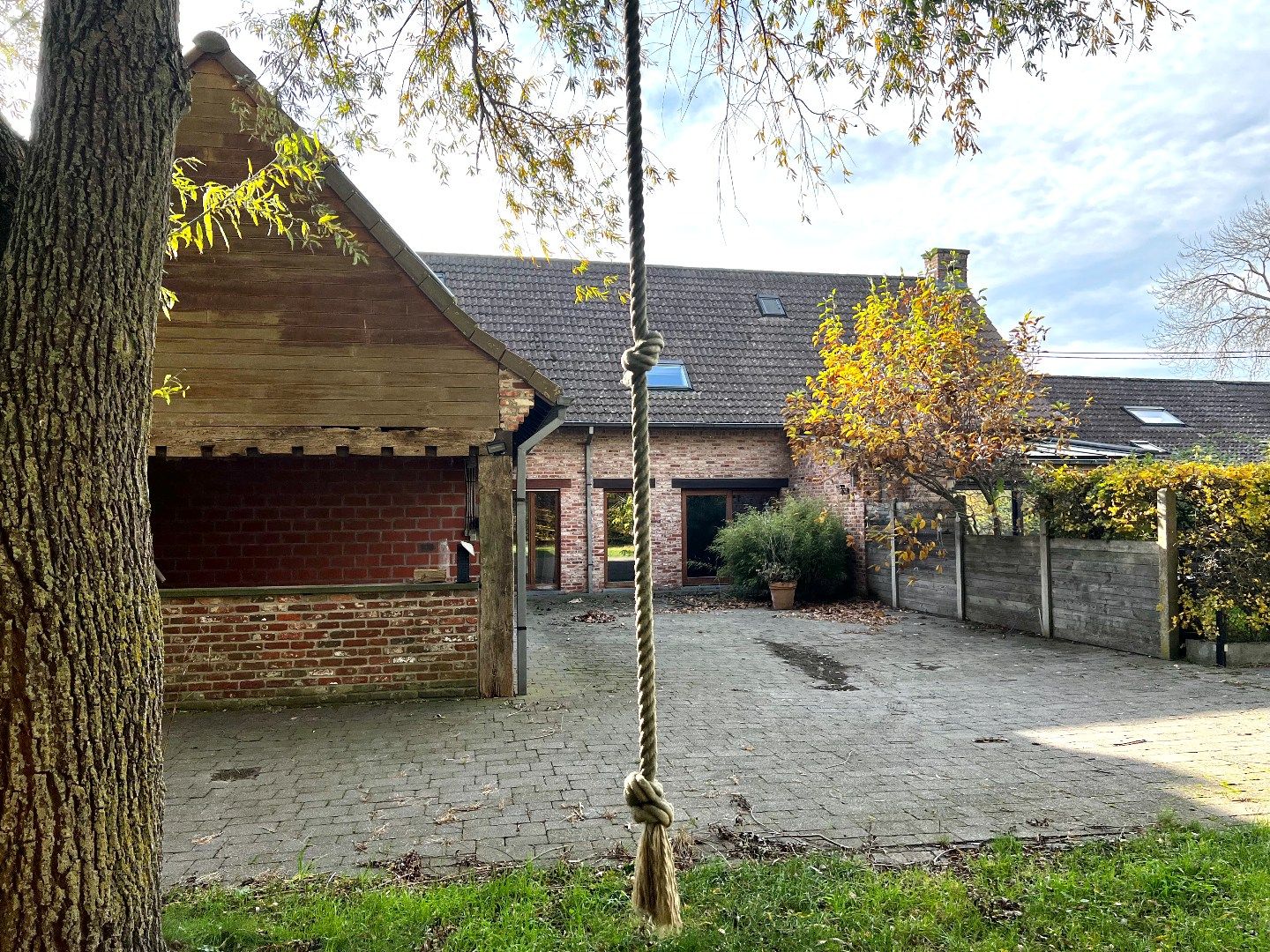 Veelzijdige eigendom met tal van mogelijkheden te koop te Zwevegem! foto 3