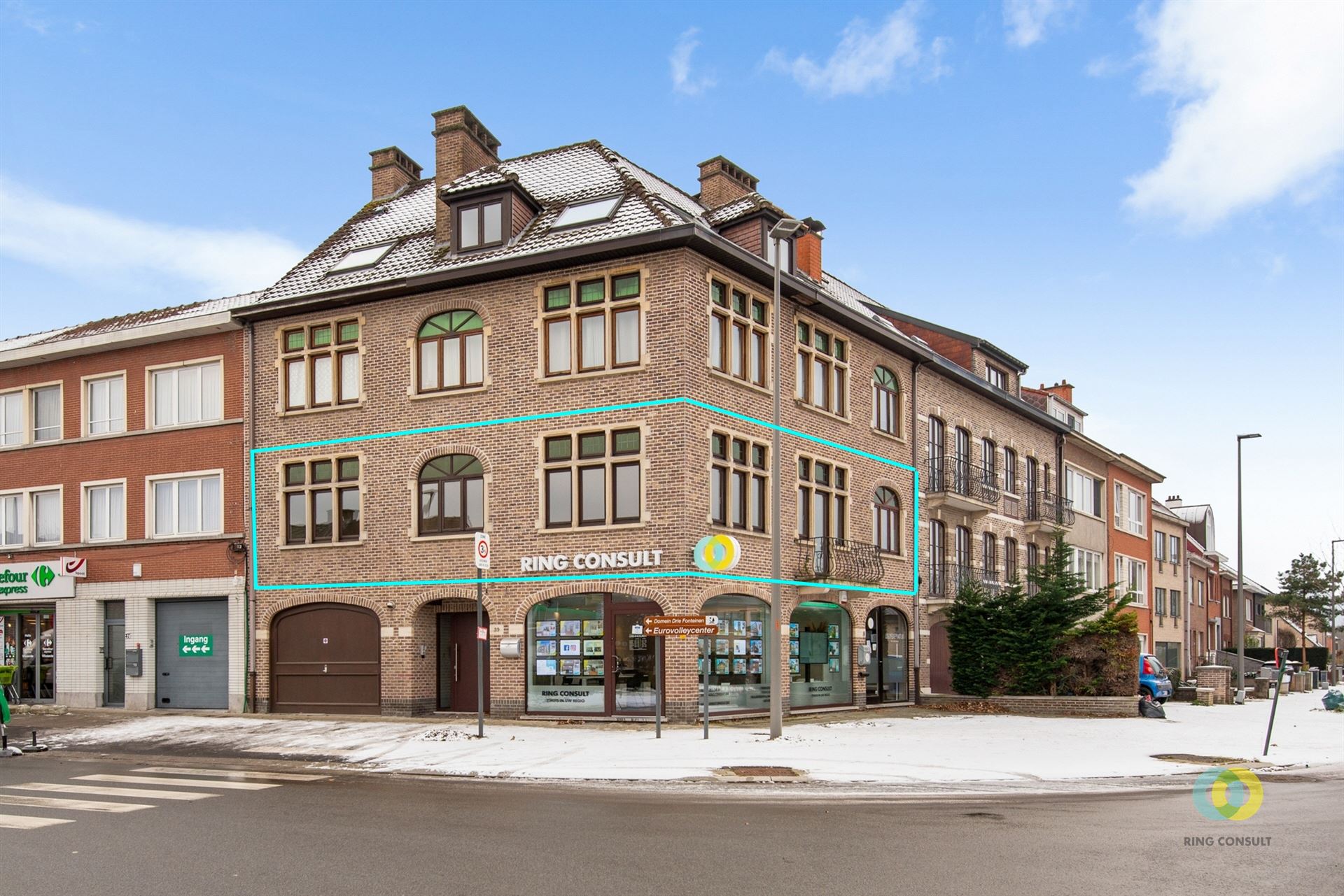 Zeer ruim appartement in klein gebouw foto {{pictureIndex}}