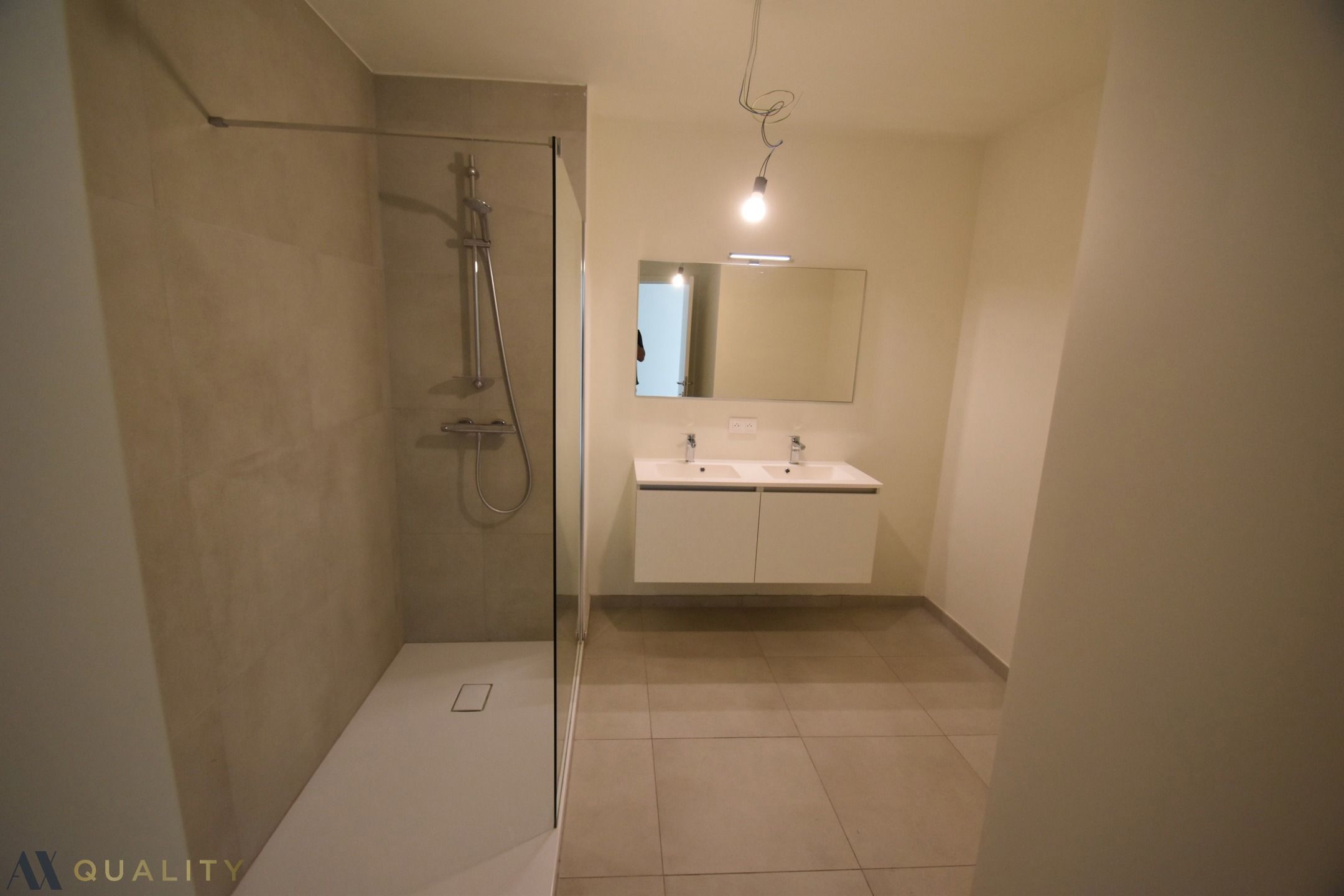Energiezuinig recent gelijkvloers 2-slpk. appt met terr., tuin en autostaanplaats foto 11