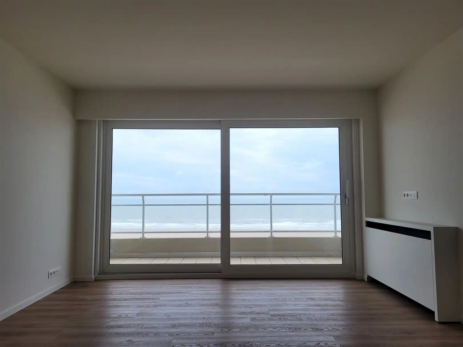 Ongemeubeld appartement met 1 slaapkamer en slaaphoek foto 2