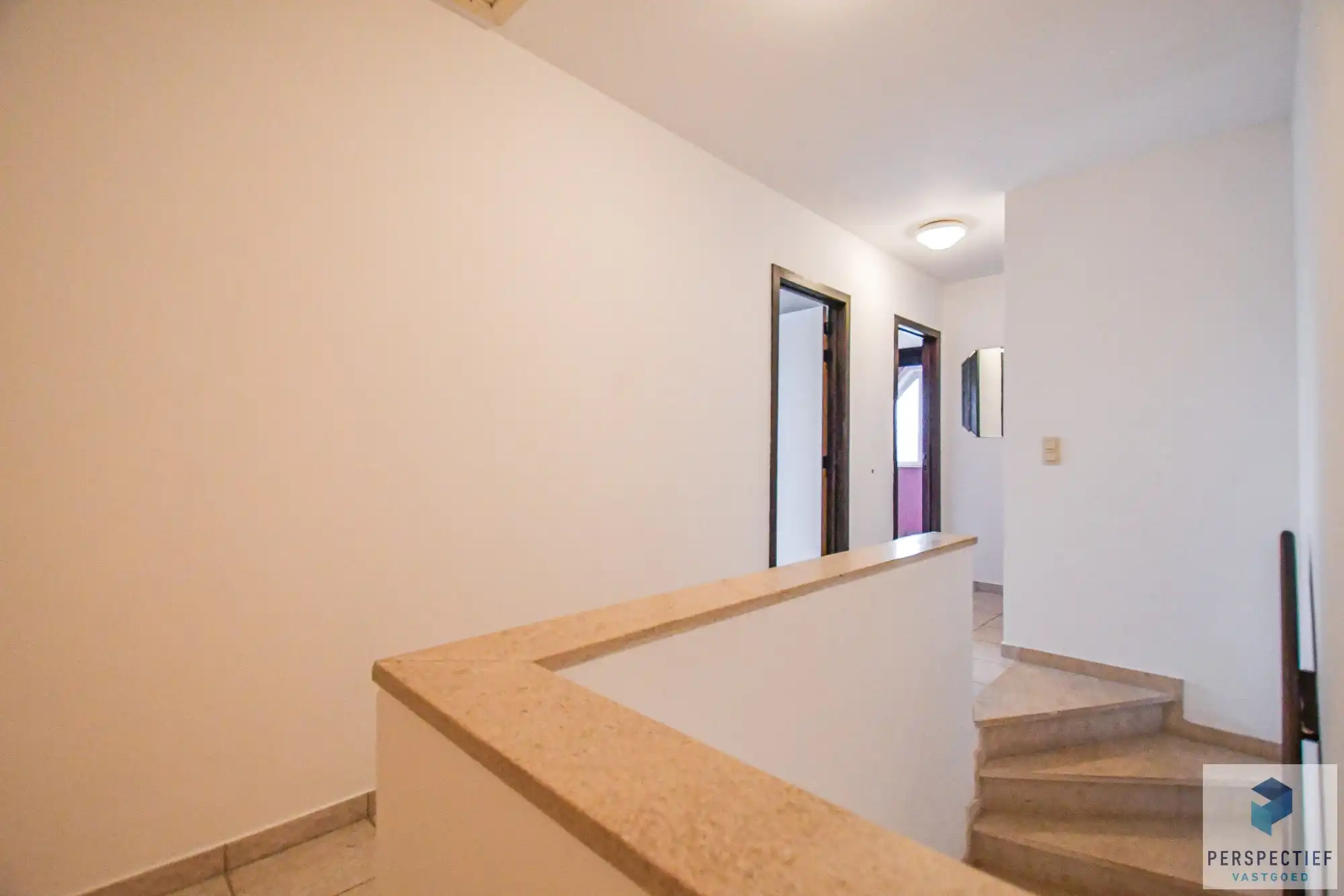 Opvallend ruime en lichtrijke villa met 5 slpks en grote tuin in een landelijke omgeving foto 12