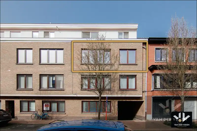 Lichtrijk en instapklaar appartement met 2 slaapkamer en terras gelegen in hartje Runkst foto {{pictureIndex}}