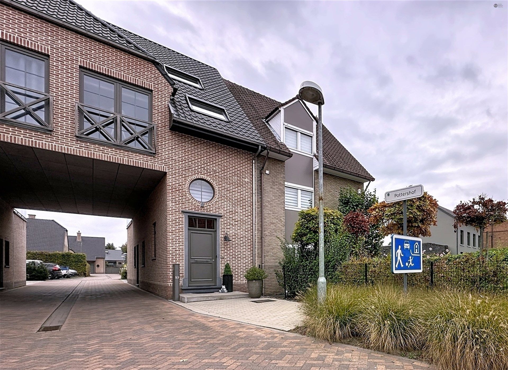 prachtige energiezuinige woning met 2 slaapkamers en ruime garage in Sint-Pauwels foto {{pictureIndex}}