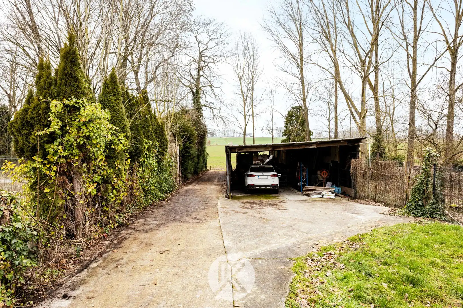 Interessante renovatiewoning op uniek perceel foto 19