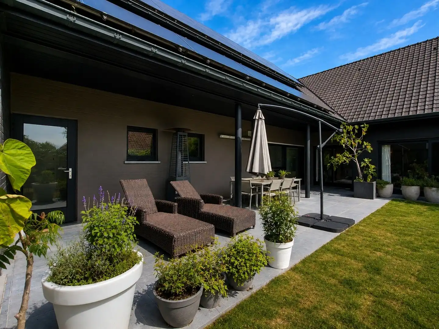 Exclusief wonen & ondernemen: imposante villa met volwaardige praktijk en aparte toegang op commerciële topligging, een perceel van 1.139 m² en met maar liefst 532 m² bewoonbare oppervlakte. foto 7
