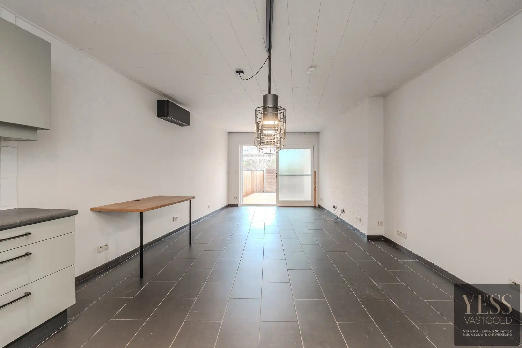 Instapklaar gelijkvloers appartement met terras/tuintje foto 7