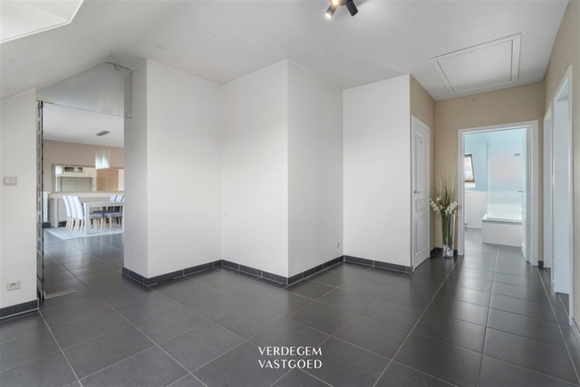 Ruim dakappartement met 2 slaapkamers en groot terras foto 8