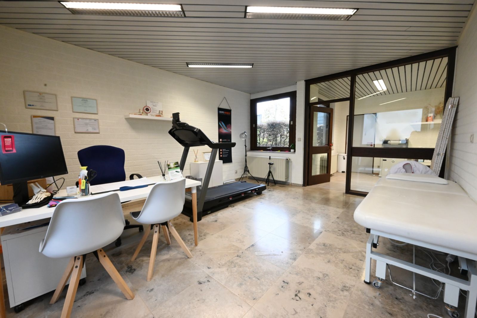 Praktijk-/ kantoorruimte op een commerciële locatie! foto 2