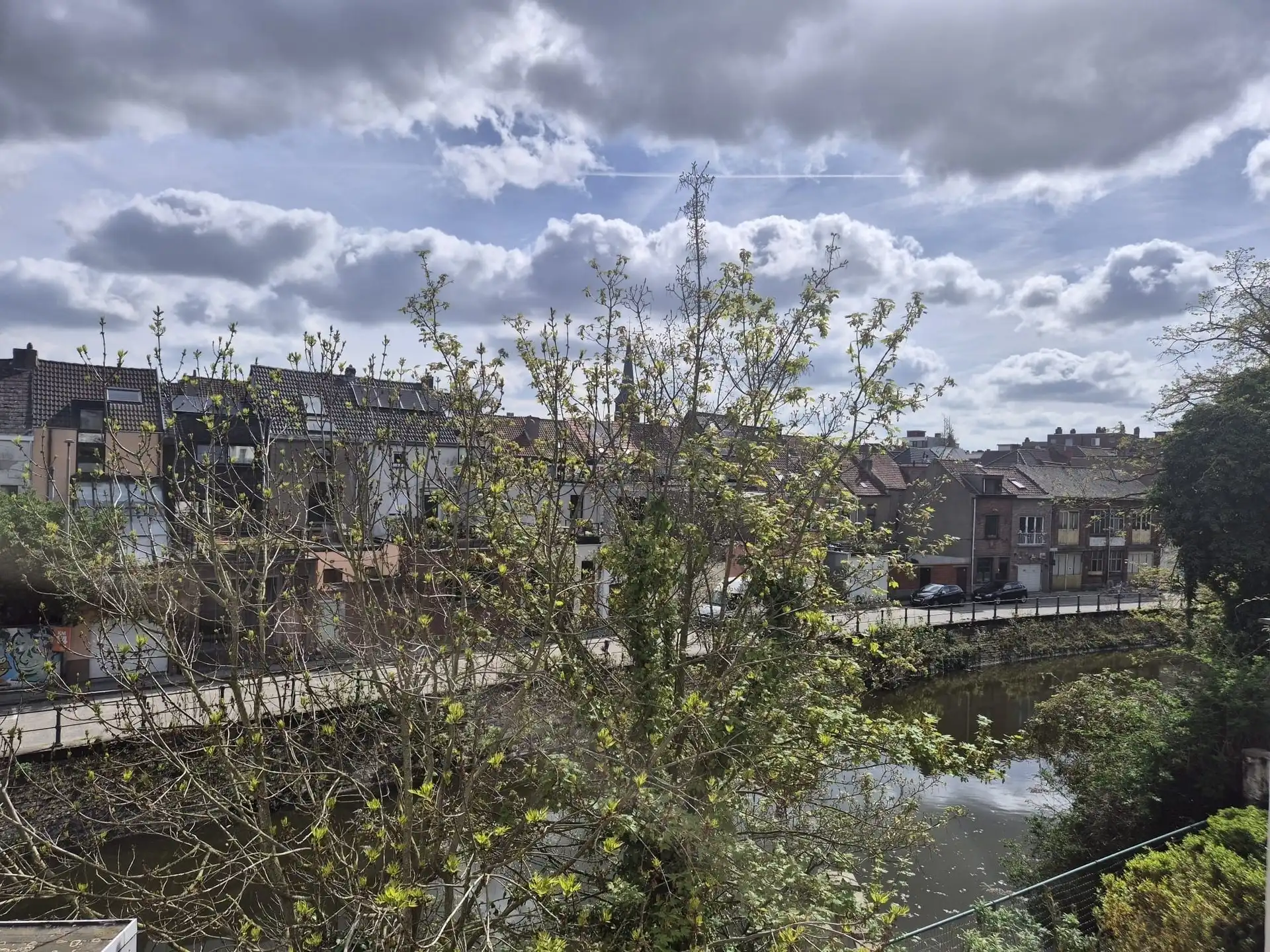 Verrassend ruim gelegen appartment met zicht op het water.  foto 25